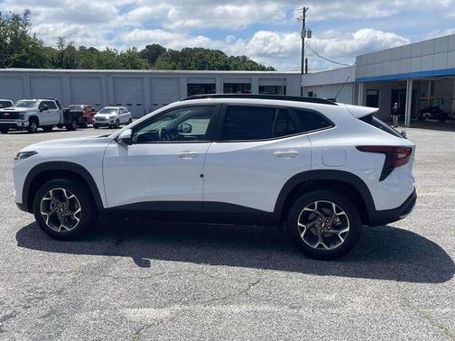 Summit White 2026 Chevrolet Trax LT