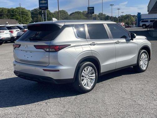 Silver 2024 Mitsubishi Outlander ES