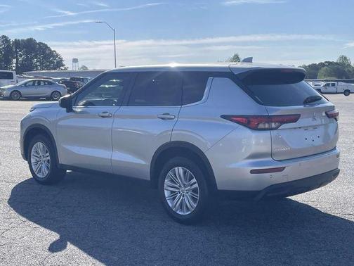 Silver 2024 Mitsubishi Outlander ES