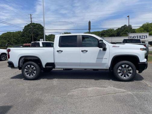 Summit White 2026 Chevrolet Silverado 2500 Custom