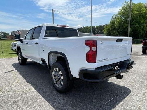 Summit White 2026 Chevrolet Silverado 2500 Custom