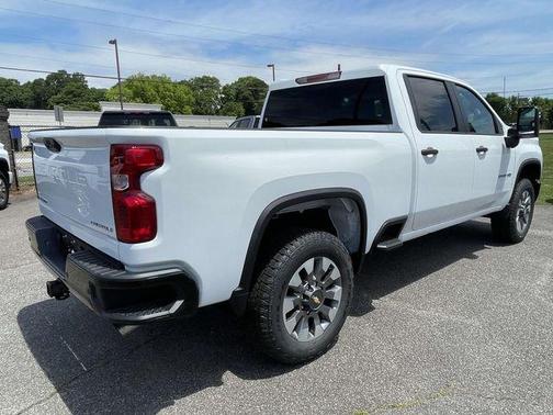 Summit White 2026 Chevrolet Silverado 2500 Custom