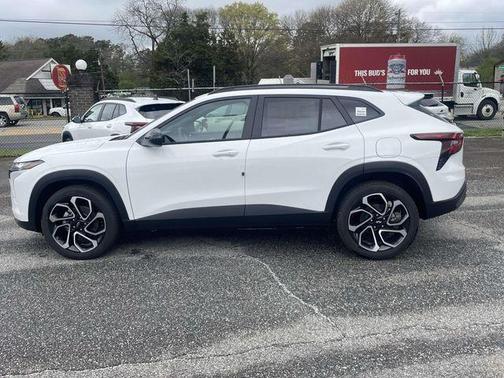 Summit White 2026 Chevrolet Trax 2RS
