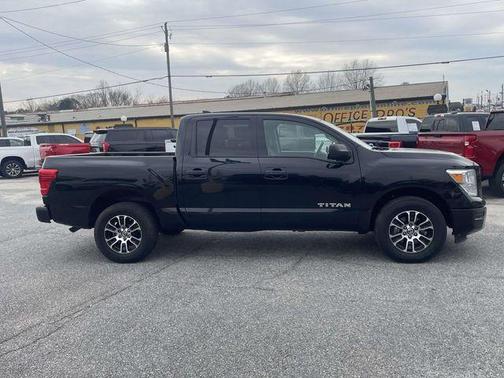 2022 Nissan Titan SV