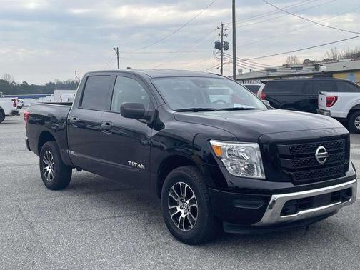 2022 Nissan Titan SV