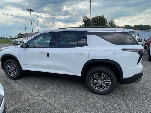 Summit White 2027 Chevrolet Traverse LT