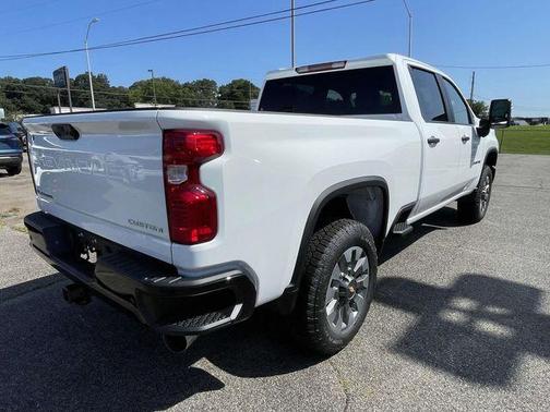 Summit White 2026 Chevrolet Silverado 2500 Custom