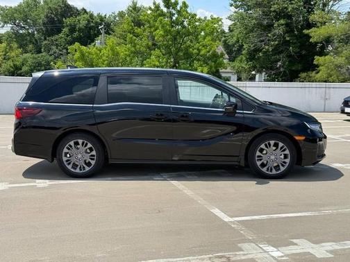 Crystal Black Pearl 2026 Honda Odyssey