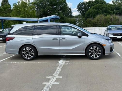 Solar Silver Metallic 2025 Honda Odyssey
