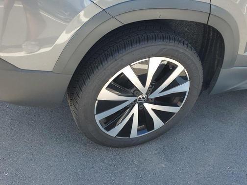 Platinum Gray Metallic 2022 Volkswagen Taos 1.5T SE