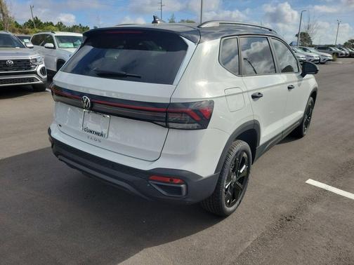 Pure White W/Deep Black Roof 2026 Volkswagen Taos 1.5T SE Black
