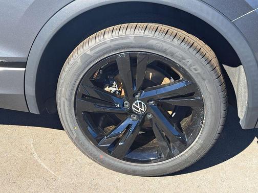 2023 Volkswagen Tiguan 2.0T SE R-Line Black