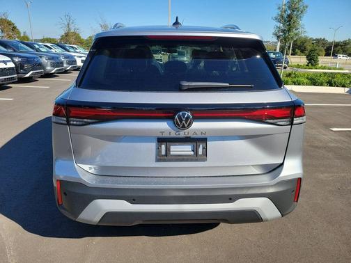 2025 Volkswagen Tiguan 2.0T SE