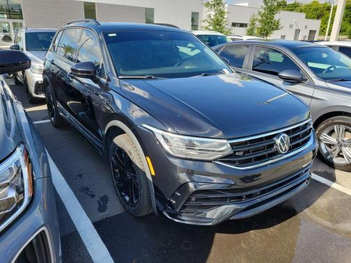 Deep Black Pearl Effect 2024 Volkswagen Tiguan 2.0T SE R-Line Black