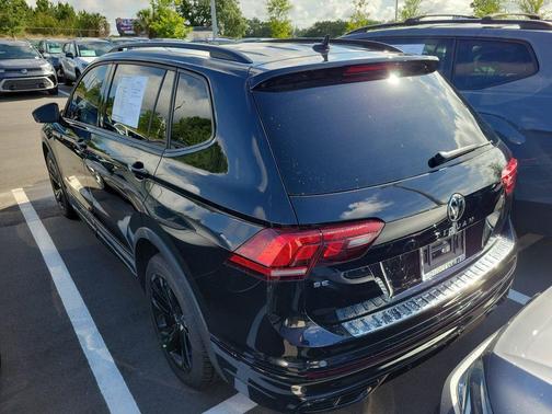 Deep Black Pearl Effect 2024 Volkswagen Tiguan 2.0T SE R-Line Black