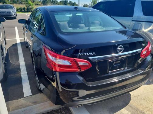 Black 2016 Nissan Altima 2.5 SV