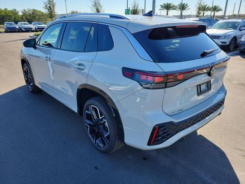 2026 Volkswagen Tiguan 2.0T SEL R-Line