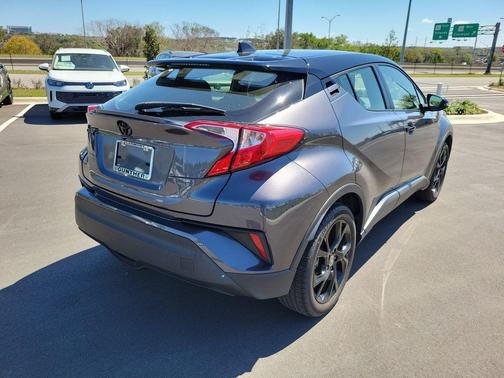 2022 Toyota C-HR XLE