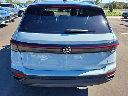 2025 Volkswagen Taos 1.5T SE Black