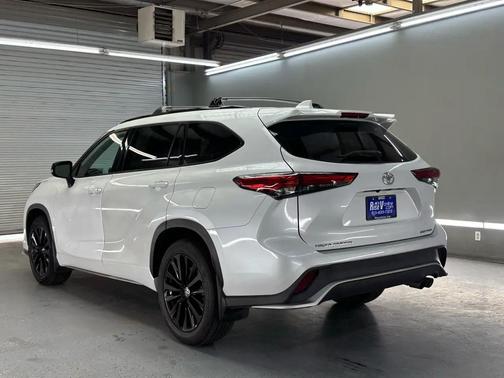 WHITE 2023 Toyota Highlander XSE