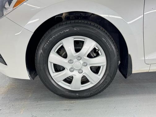 2019 Hyundai Accent SEL 4-Door 6A