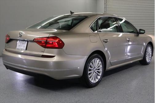 2016 Volkswagen Passat 1.8T SE w/Technology