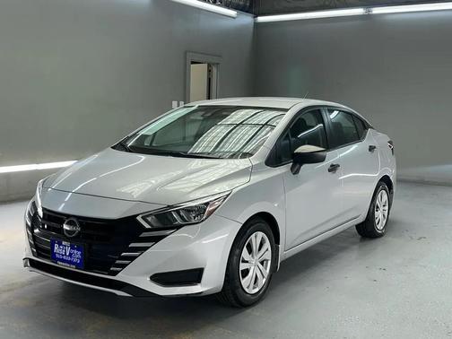 SILVER 2024 Nissan Versa 1.6 S
