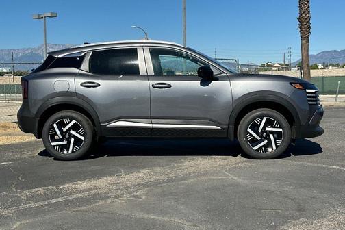 Gun Metallic 2027 Nissan Kicks SV