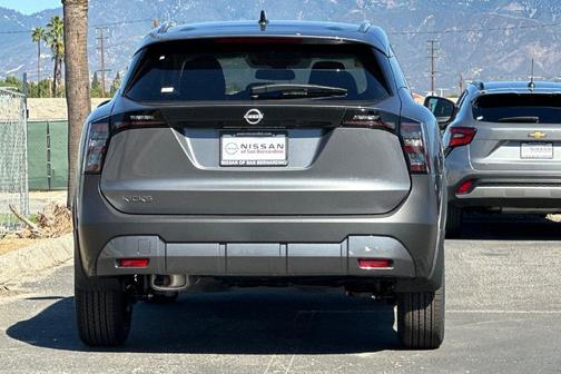 Gun Metallic 2027 Nissan Kicks SV