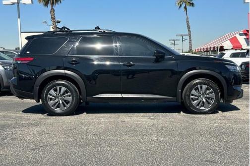 Black 2022 Nissan Pathfinder SV
