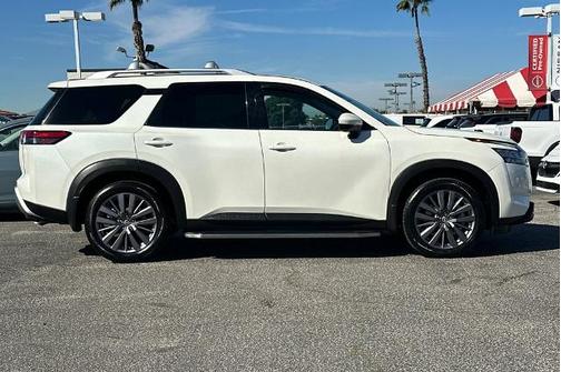 2023 Nissan Pathfinder SL