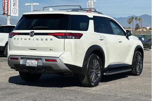 2023 Nissan Pathfinder SL