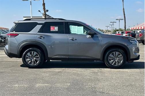 2024 Nissan Pathfinder SV