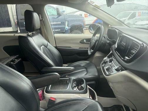 2023 Chrysler Pacifica Touring-L