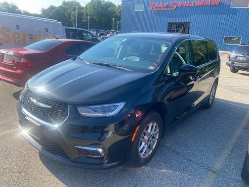 Brilliant Black Crystal Pearlcoat 2023 Chrysler Pacifica Touring-L