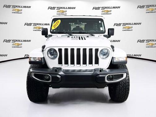 Bright White Clearcoat 2019 Jeep Wrangler Unlimited Sahara