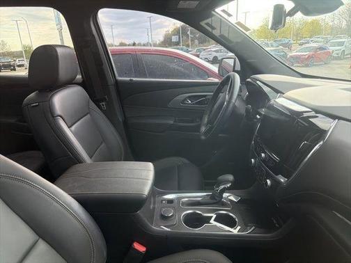 Pearl 2023 Chevrolet Traverse LT Leather