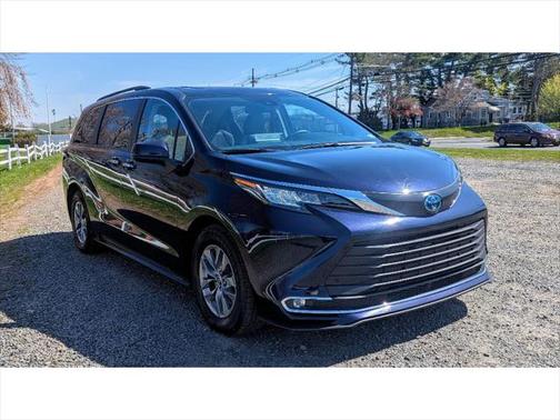 2023 Toyota Sienna XLE 8 Passenger