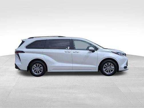 2025 Toyota Sienna XLE 8 Passenger