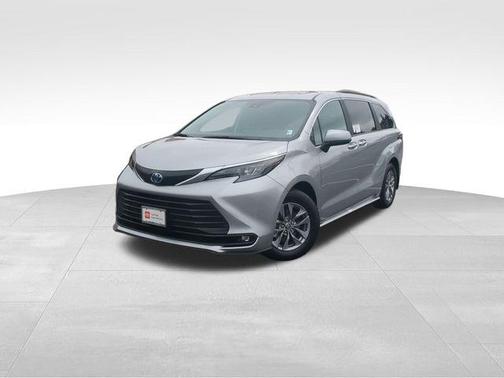 2025 Toyota Sienna XLE 8 Passenger