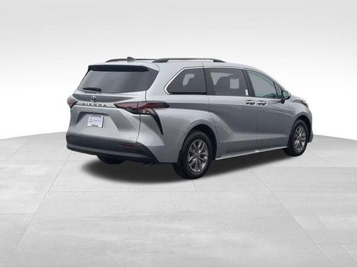 2025 Toyota Sienna XLE 8 Passenger