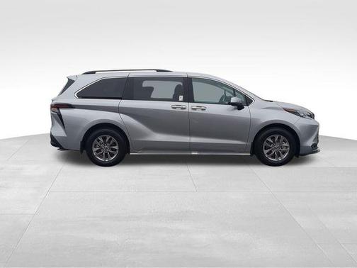 2025 Toyota Sienna XLE 8 Passenger