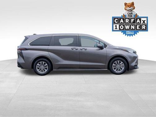2023 Toyota Sienna LE