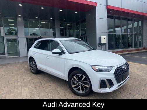 Glacier White Metallic 2024 Audi Q5 45 S line Premium