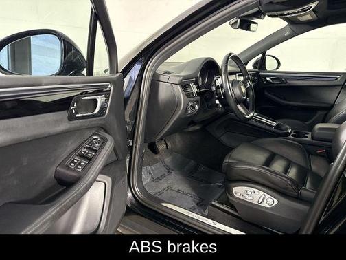 Jet Black Metallic 2022 Porsche Macan Macan