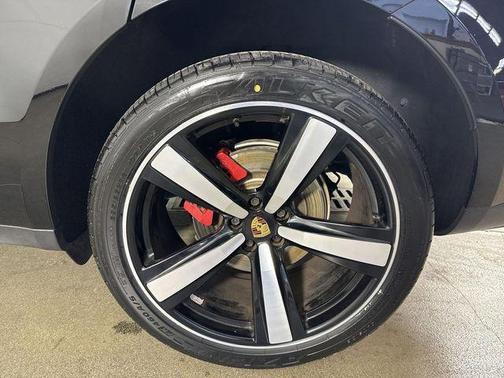 Jet Black Metallic 2022 Porsche Macan Macan
