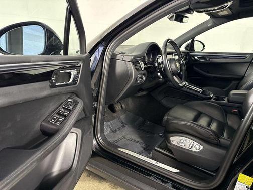 Jet Black Metallic 2022 Porsche Macan Macan