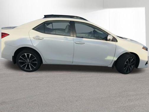 Blizzard Pearl 2017 Toyota Corolla SE