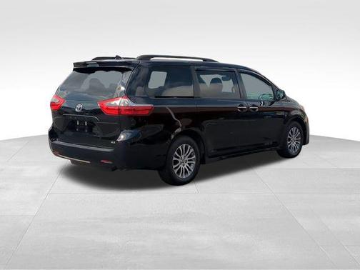 2020 Toyota Sienna XLE
