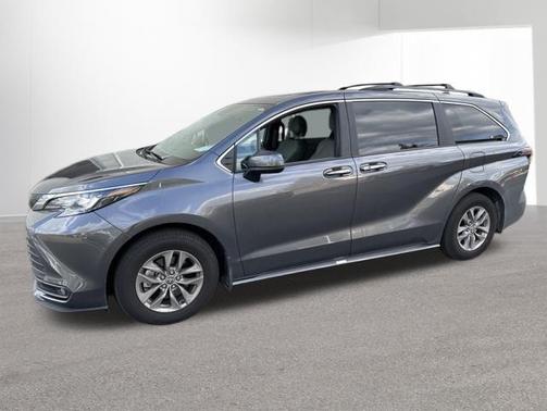 Magnetic Gray Metallic 2025 Toyota Sienna XLE